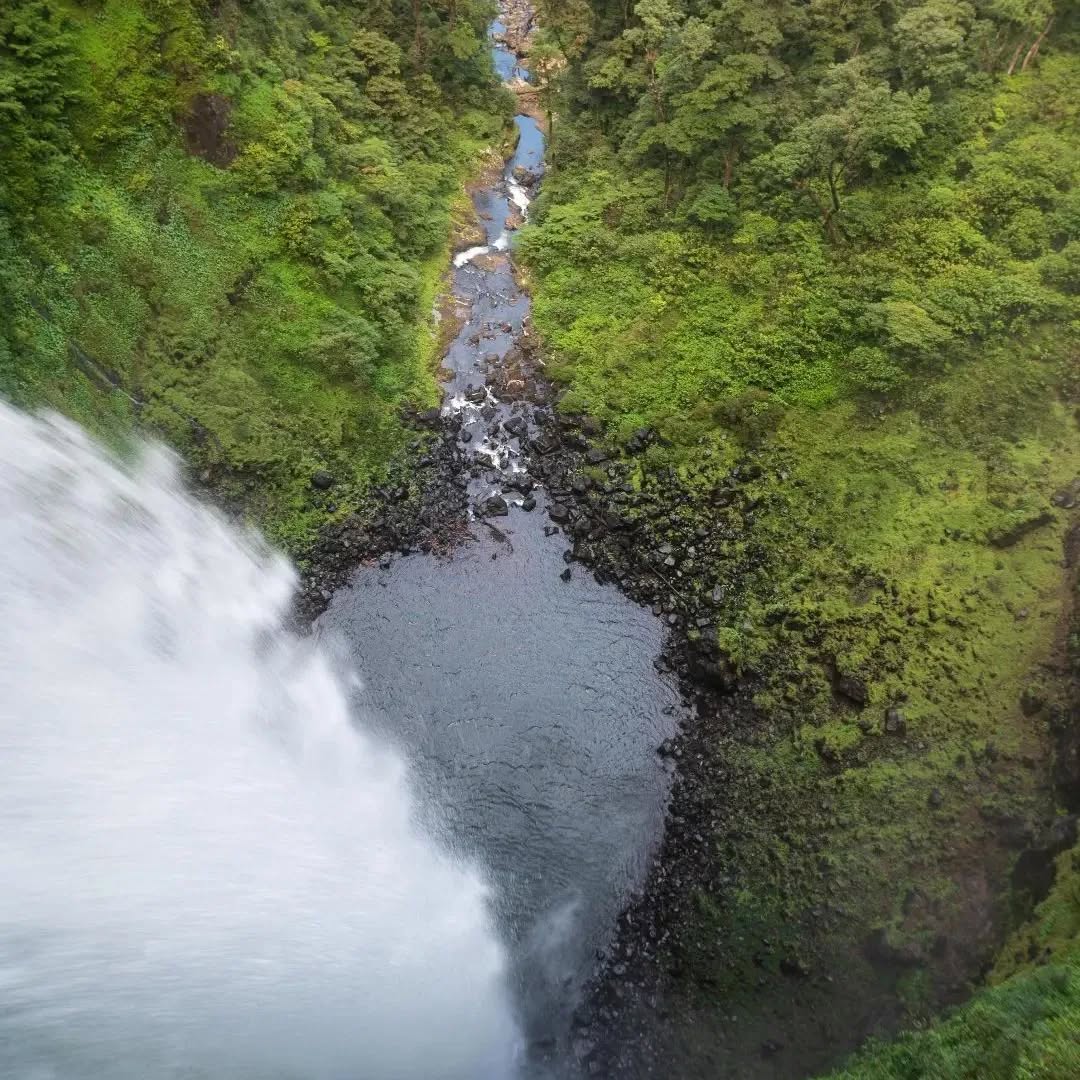 A stunning waterfall with a nice swimming hole at the base 🤙