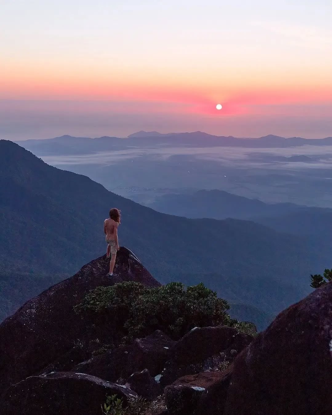 First light atop Queensland's highest peak ⛰️🌅