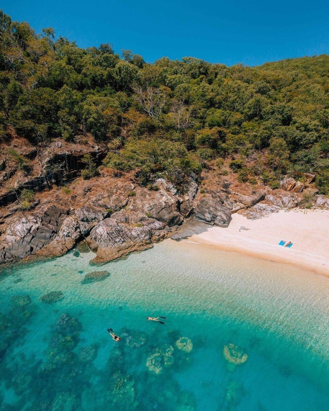 A tropical beach worthy of a screensaver 🏝⁠